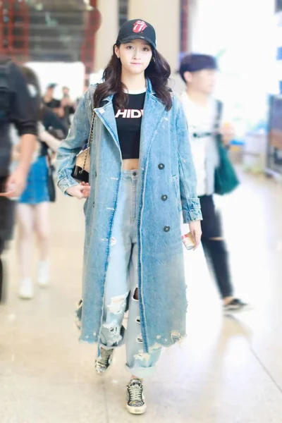 Chińska Aktorka Guan Xiaotong Przybywa Międzynarodowe Lotnisko Pekinie Przed Wyjazdem — Zdjęcie stockowe