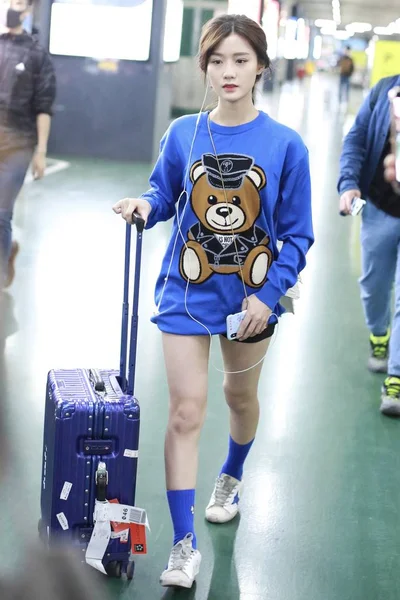 中国の歌手で女優のエステル チェンまたはチェン イハンが2019年5月5日 北京を出発する前に北京首都国際空港に到着 — ストック写真