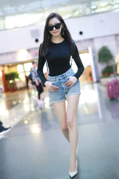 Kinesiska Skådespelerskan Crystal Zhang Eller Zhang Tian Anländer Till Peking — Stockfoto