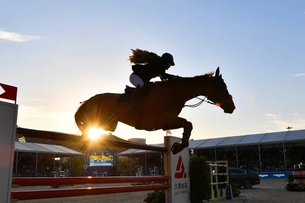 Een Ruiter Concurreert Csi5 Tabel Tegen Klok Met Jump Tijdens — Stockfoto