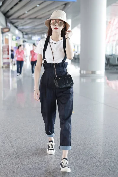 Kínai Hostess Színésznő Shen Mengchen Megérkezik Pekingi Főváros Nemzetközi Repülőterére — Stock Fotó