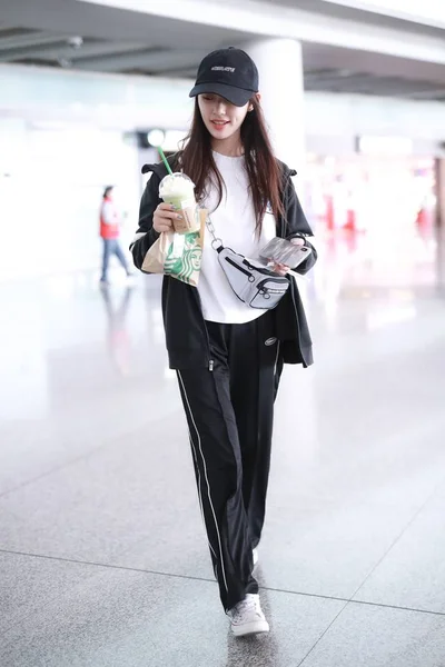 Китайская Актриса Джелли Лин Линь Юнь Прибывает Международный Аэропорт Пекина — стоковое фото