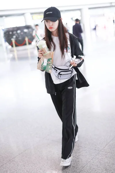 Κινεζική Ηθοποιός Ζελίν Λιν Lin Yun Φθάνει Στο Διεθνές Αεροδρόμιο — Φωτογραφία Αρχείου