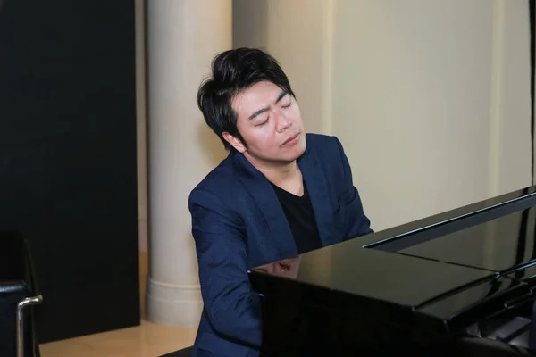 Čínský Klavírista Lang Lang Vystupuje Během Reklamní Akce Šanghaji Číně — Stock fotografie