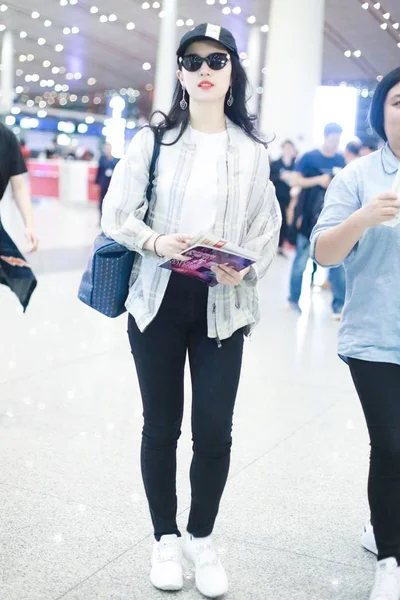 2019年5月11日 中国女演员刘亦菲抵达北京首都国际机场前 中国北京 — 图库照片