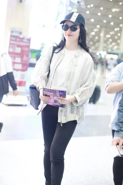 Chińska Aktorka Liu Yifei Przybywa Międzynarodowe Lotnisko Pekinie Przed Wyjazdem — Zdjęcie stockowe