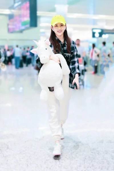 Chinese Actress Lareina Song Song Zuer Holding Toy Unicorn Arrives — Stock Photo, Image