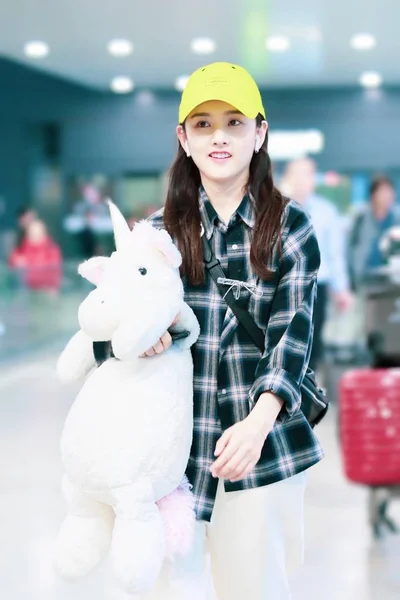 2019年5月12日 中国女演员宋拉莉娜或宋祖尔手持玩具独角兽抵达北京首都国际机场 — 图库照片
