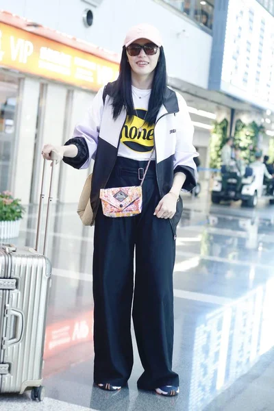 中国の女優ヤオ チェンが2019年5月13日 北京を出発する前に北京首都国際空港に到着 — ストック写真