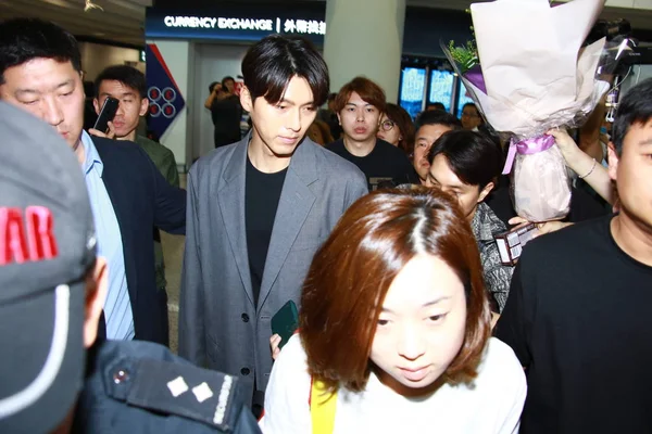Południowokoreański Aktor Hyun Bin Centrum Przybywa Międzynarodowe Lotnisko Hongkongu Wylądowaniu — Zdjęcie stockowe