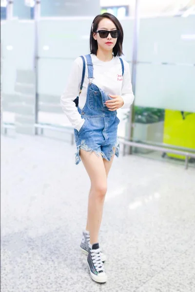 Chinese Zangeres Actrice Victoria Song Song Qian Arriveert Voor Vertrek — Stockfoto