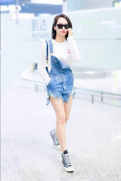 中国の歌手で女優のビクトリア ソンまたは宋銭は 北京に出発する前に北京首都国際空港に到着します 5月2019 — ストック写真