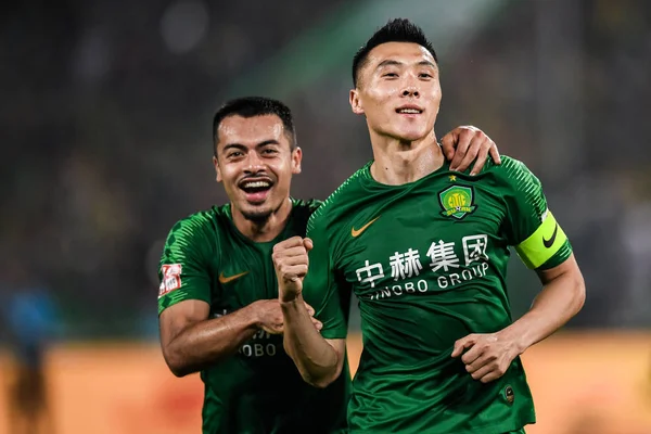 Dabao Höger Peking Sinobo Guoan Firar Med Engelska Fotbollsspelaren Nico — Stockfoto