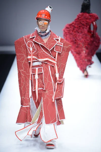 Model Displays New Creation Fashion Show Hubei Institute Fine Arts — Stock Photo, Image