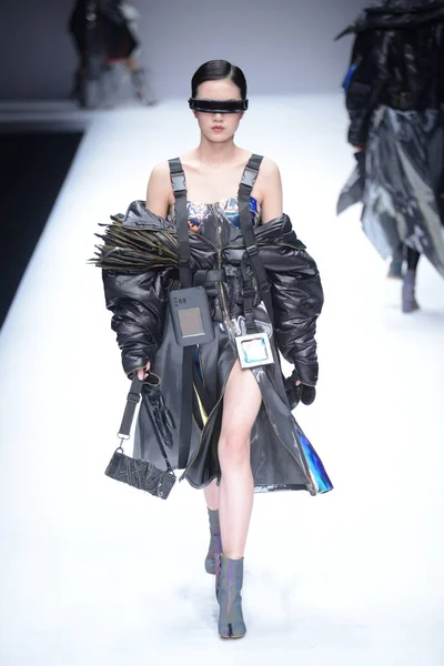 Mannequin Présente Une Nouvelle Création Lors Défilé Mode Institut Hubei — Photo