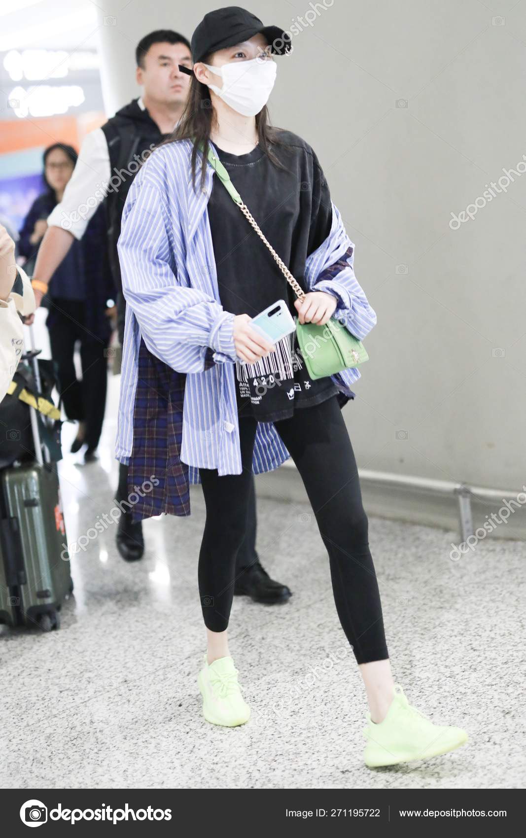 Chinese Actress Guan Xiaotong Arrives Shanghai Hongqiao International ...