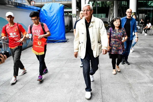 AEROPUERTO CHINA GUANGZHOU MARCELLO LIPPI Aficionados al fútbol — Foto de Stock