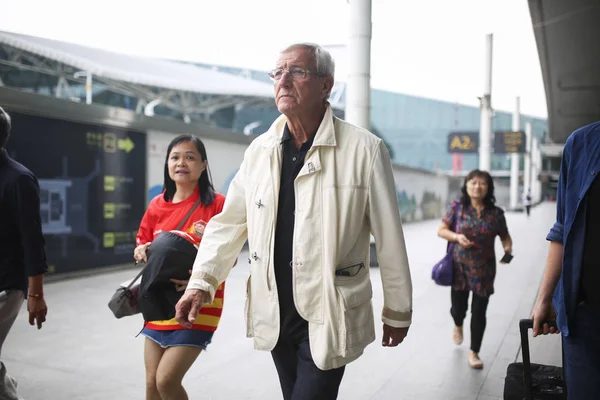 AEROPUERTO CHINA GUANGZHOU MARCELLO LIPPI Aficionados al fútbol — Foto de Stock