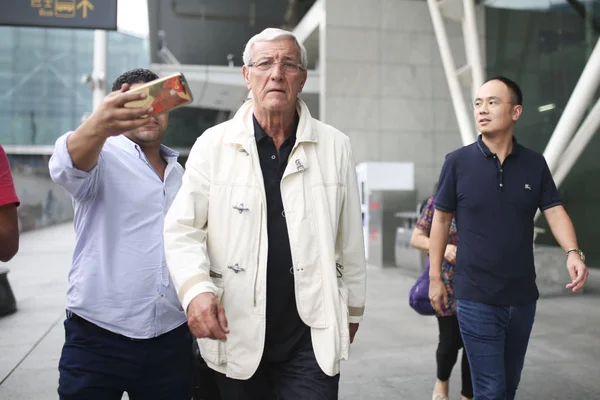 AEROPUERTO CHINA GUANGZHOU MARCELLO LIPPI Aficionados al fútbol — Foto de Stock