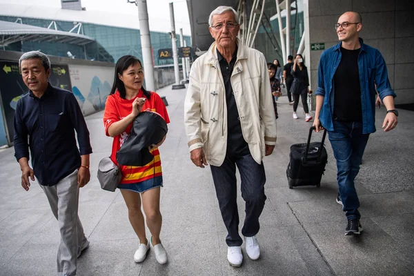 AEROPUERTO CHINA GUANGZHOU MARCELLO LIPPI Aficionados al fútbol — Foto de Stock