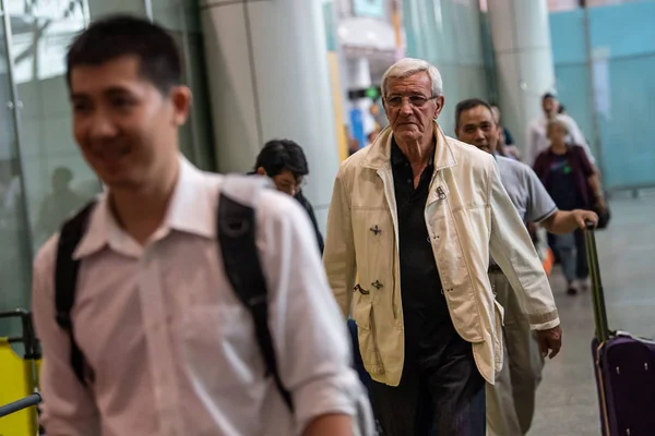 AEROPUERTO CHINA GUANGZHOU MARCELLO LIPPI Aficionados al fútbol — Foto de Stock