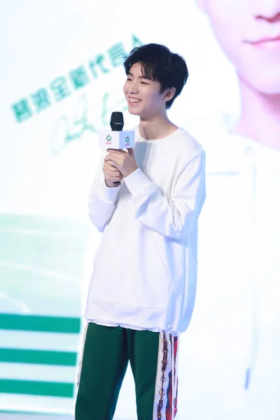 Karry Wang Jun Kai Της Κινεζικής Ομάδας Αγοριών Tfboys Παρευρίσκεται — Φωτογραφία Αρχείου