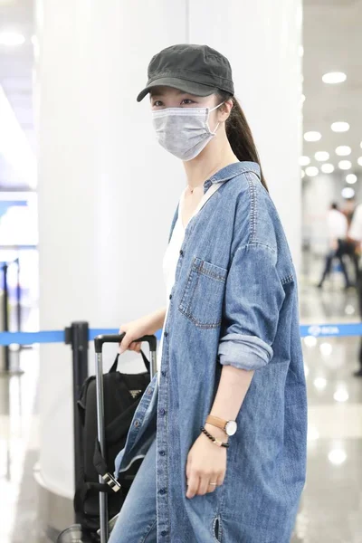 中国女演员唐伟于2019年6月4日抵达北京首都国际机场 然后出发 — 图库照片