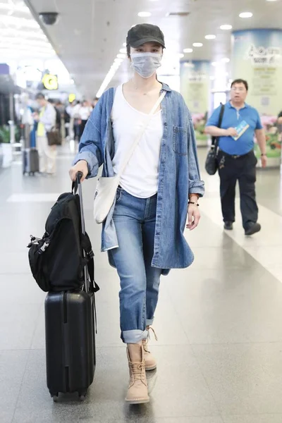 Китайская Актриса Тан Вэй Прибыла Международный Аэропорт Пекина Перед Вылетом — стоковое фото