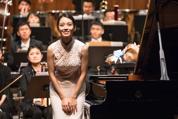 Филе Джина Элис Редлингер Жена Китайского Пианиста Ланг Ланга Выступает — стоковое фото