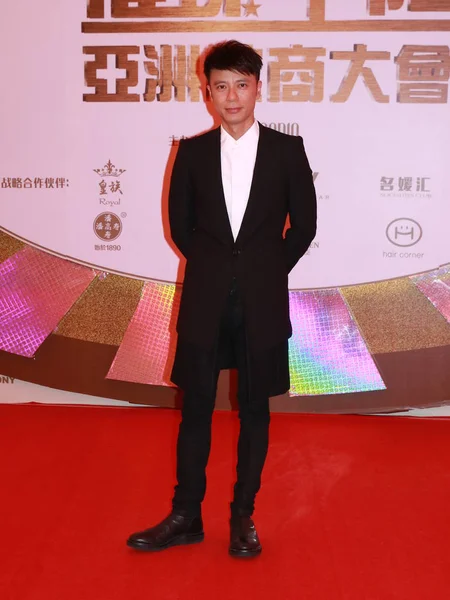 香港歌手李哈肯登上红地毯 参加2016年12月12日在中国澳门举行的2016年闪亮之星颁奖典礼 — 图库照片