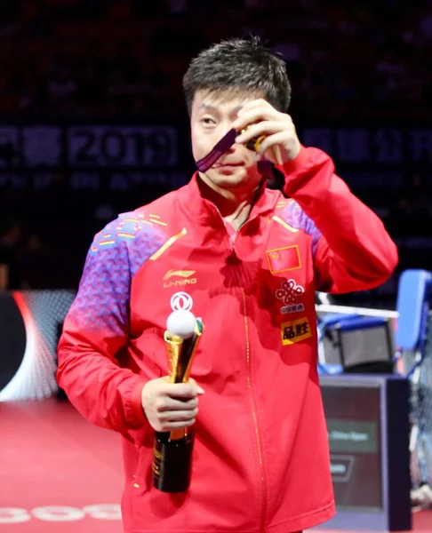 Long Chine Pose Sur Podium Après Avoir Battu Lin Gaoyuan — Photo