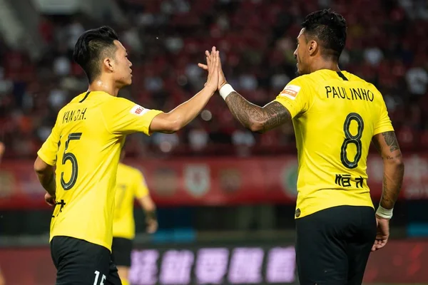 Calciatore Brasiliano Paulinho Destra Guangzhou Evergrande Taobao Festeggia Con Suo — Foto Stock