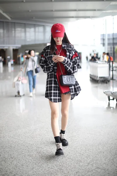 Presentadora Actriz Televisión China Shen Mengchen Llega Aeropuerto Internacional Shanghai —  Fotos de Stock