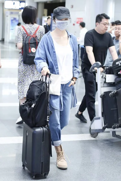 中国の女優唐魏は 北京で出発前に北京首都国際空港に到着します 月2019 — ストック写真