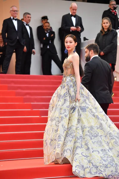 Kiinalainen Näyttelijä Guan Xiaotong Poseeraa Saapuessaan Punaiselle Matolle Cannesin Kansainväliselle — kuvapankkivalokuva