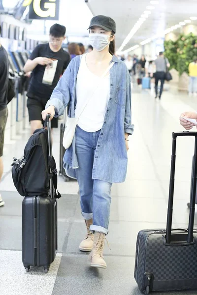 中国女演员唐伟于2019年6月4日抵达北京首都国际机场 然后出发 — 图库照片