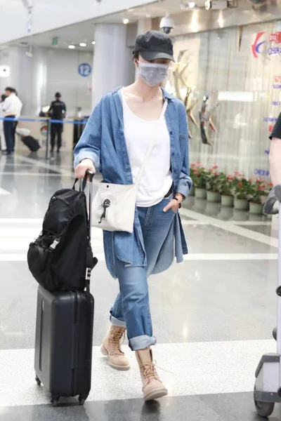 中国の女優唐魏は 北京で出発前に北京首都国際空港に到着します 月2019 — ストック写真