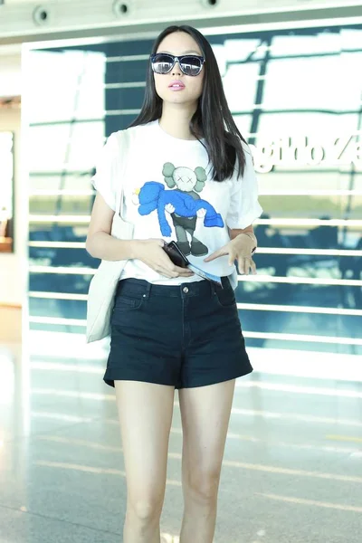 中国のモデルで女優の張ジリンが2019年5月30日に中国 北京に到着した後 北京首都国際空港に到着 — ストック写真