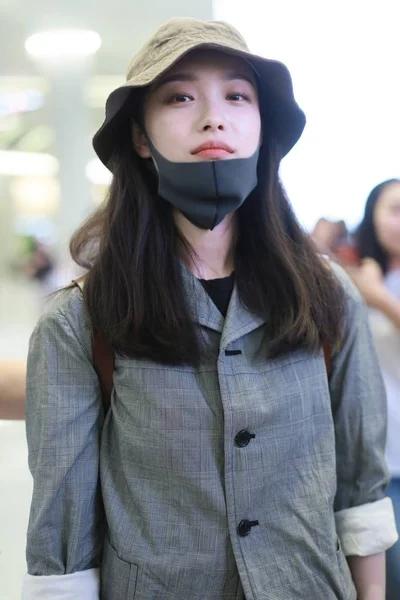 Kinesiska Skådespelerskan Anländer Till Shanghai Hongqiao International Airport Före Avgång — Stockfoto