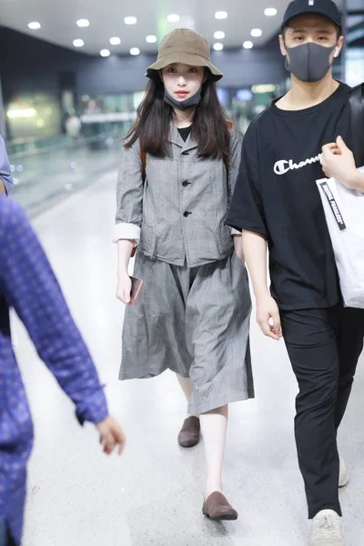 Chinese Actress Arrives Shanghai Hongqiao International Airport Departure Shanghai China — Stock Photo, Image