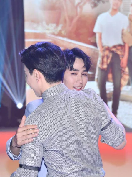 Chinese Acteurs Deng Lun Left Zhu Yilong Wonen Een Persconferentie — Stockfoto