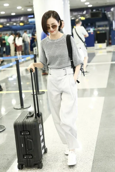 Κινέζα Ηθοποιός Τονγκ Λίγια Φθάνει Στο Διεθνές Αεροδρόμιο Του Πεκίνου — Φωτογραφία Αρχείου