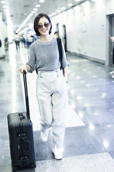 Китайська Актриса Тонг Лія Прибуває Пекін Капітал Міжнародний Аеропорт Вильоту — стокове фото