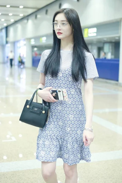 Chinese Zangeres Actrice Pinky Zhou Zhou Jieqiong Arriveert Internationale Luchthaven — Stockfoto