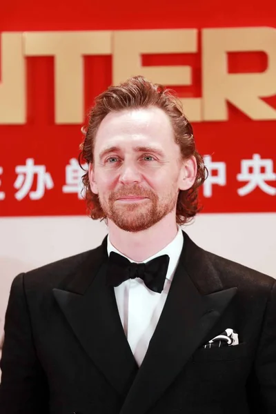 Engelsk Skådespelare Och Filmproducent Tom Hiddleston Center Anländer Röda Mattan — Stockfoto