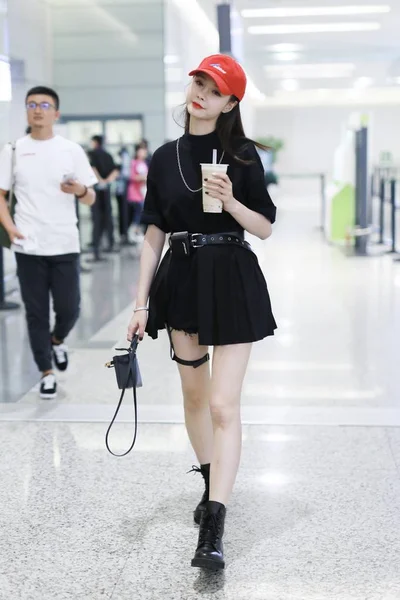 Chinese Gastvrouw Actrice Shen Mengchen Arriveert Internationale Luchthaven Shanghai Hongqiao — Stockfoto