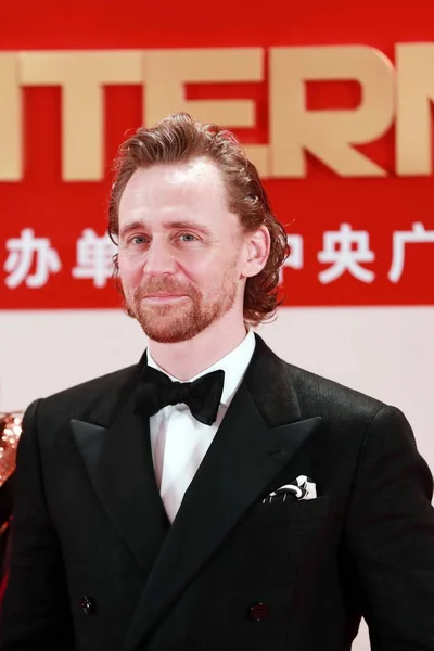 Engelsk Skådespelare Och Filmproducent Tom Hiddleston Center Anländer Röda Mattan — Stockfoto