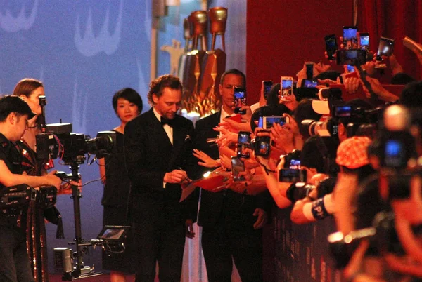 Ator Produtor Cinema Inglês Tom Hiddleston Centro Chega Tapete Vermelho — Fotografia de Stock