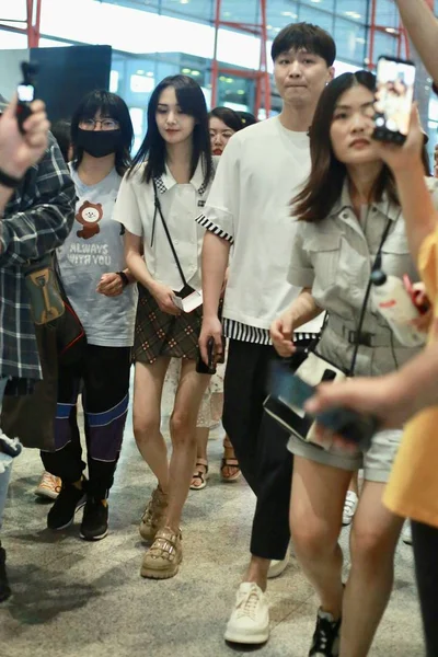 Attrice Cinese Zheng Shuang Sinistra Suo Ragazzo Arrivano All Aeroporto — Foto Stock