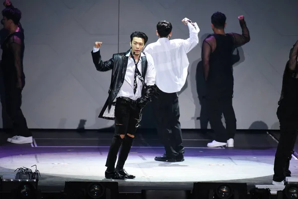 韓国のボーイズバンドSuper Juniorの5番目の公式サブユニットSuper Junior Eのドンヘとウンヒョクが 2019年6月22日に台湾の台北で開催されるスーパージュニアD Eコンサート に出演 — ストック写真